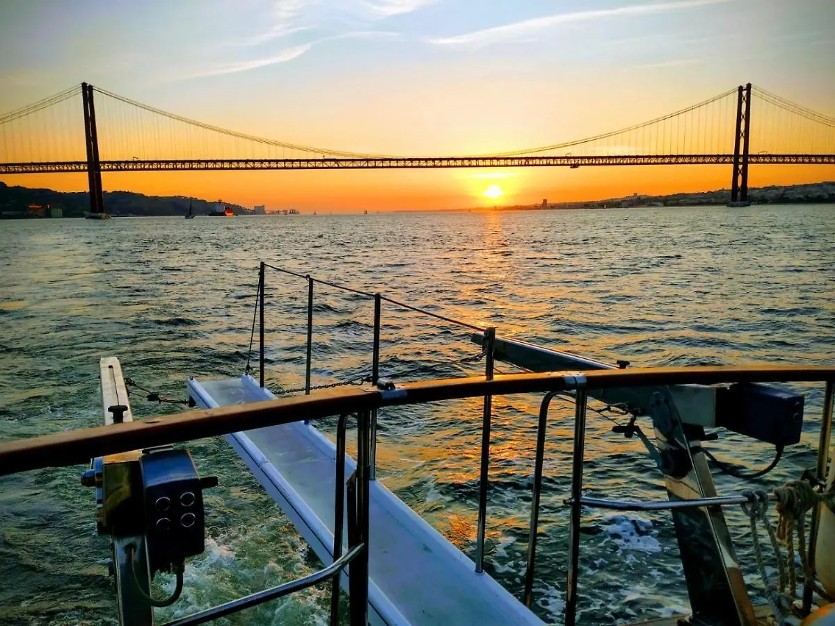 Botel Lisbon Sea Suites - Lisbon Boat