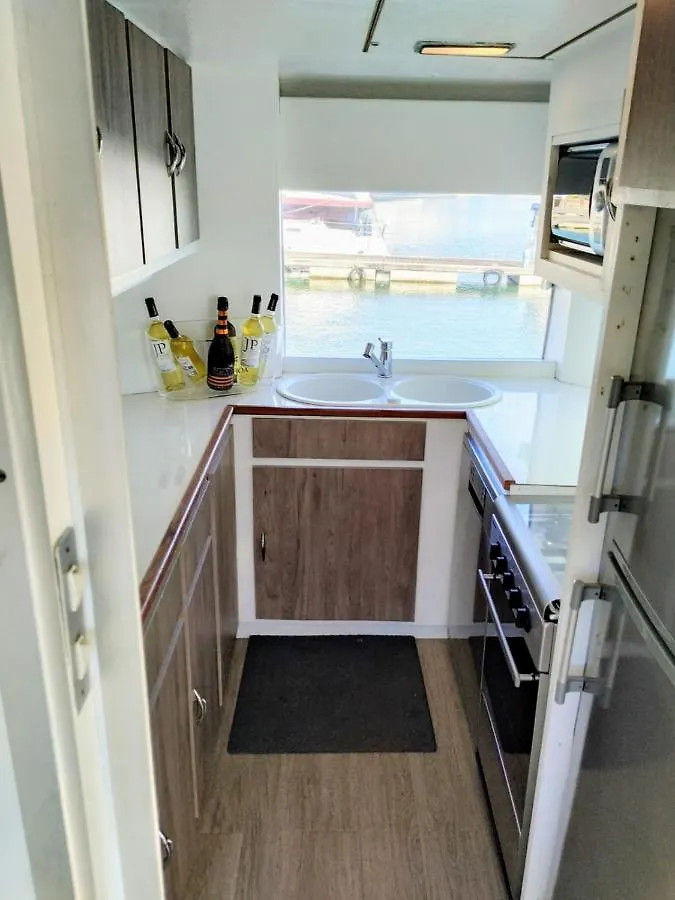 Lisbon Sea Suites - Lisbon Boat