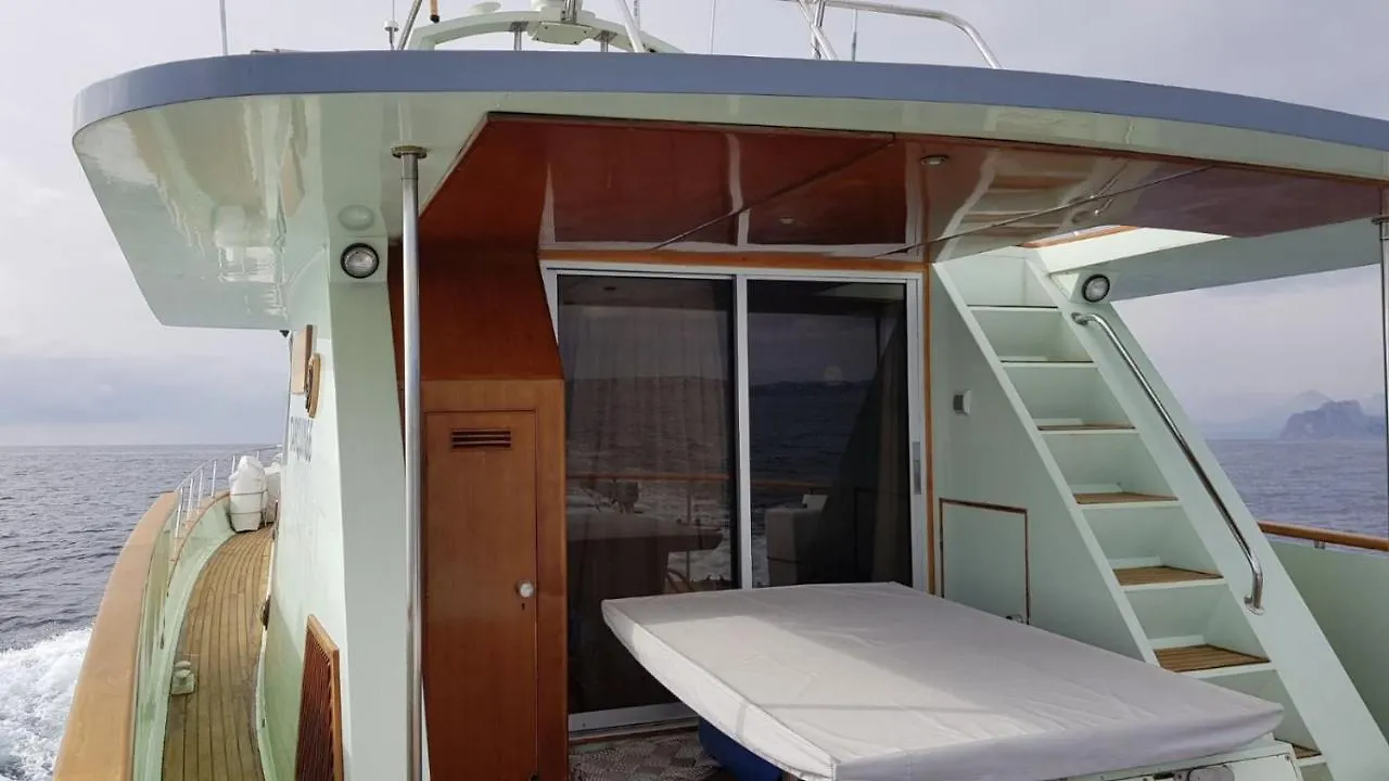 Lisbon Sea Suites - Lisbon Boat