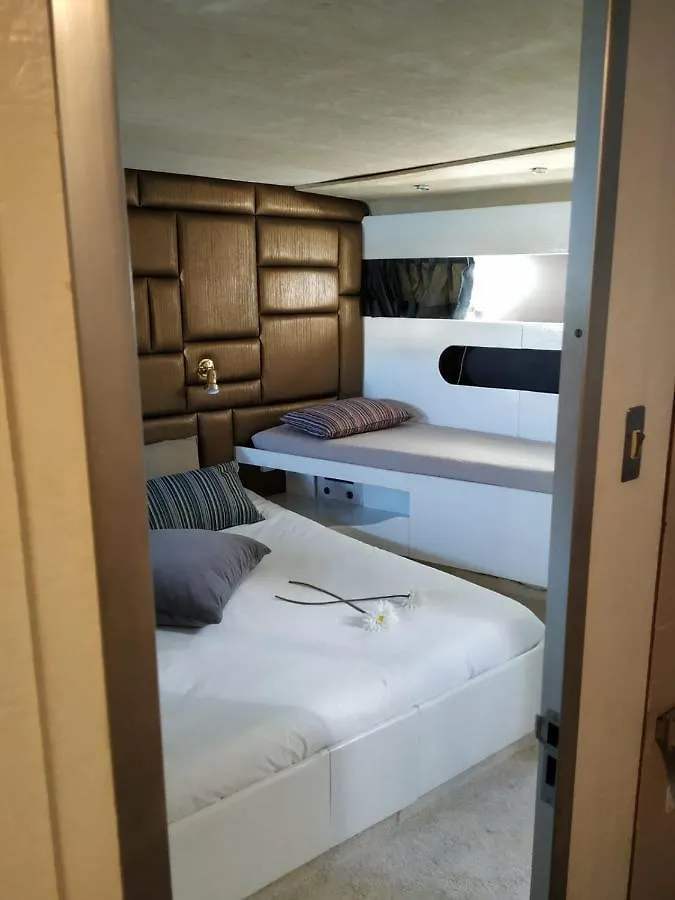Lisbon Sea Suites - Lisbon Boat 0*,