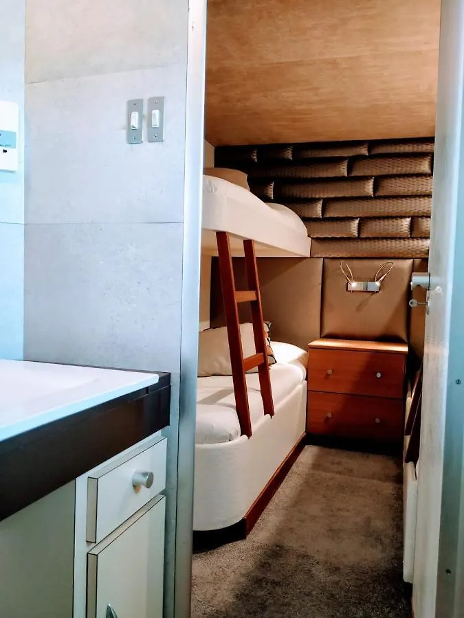Botel Lisbon Sea Suites - Lisbon Boat
