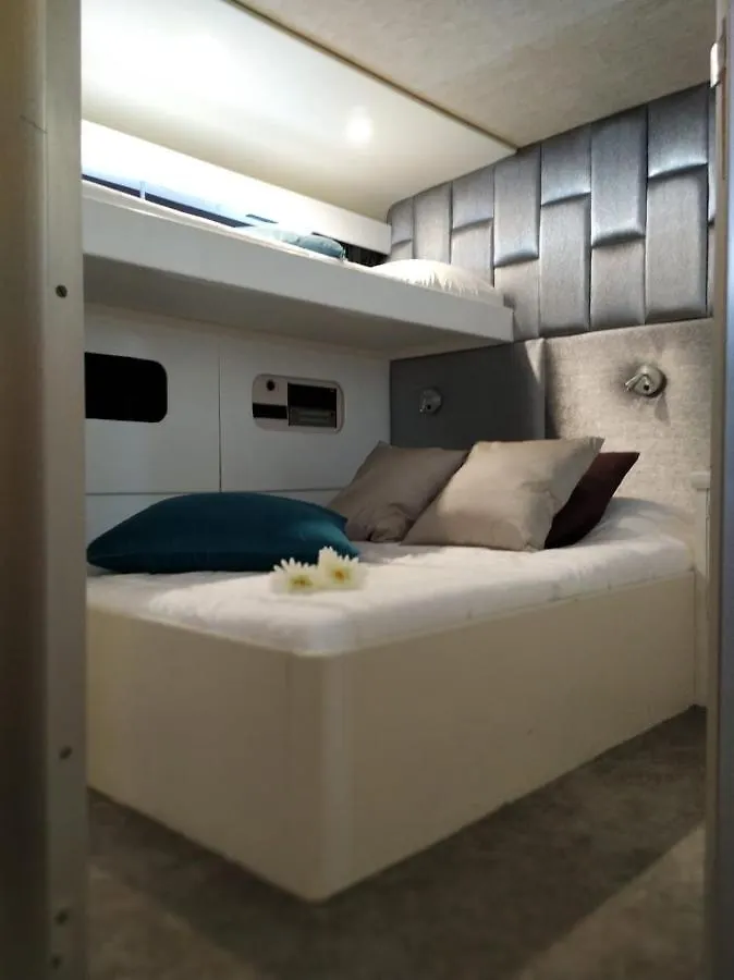 Lisbon Sea Suites - Lisbon Boat