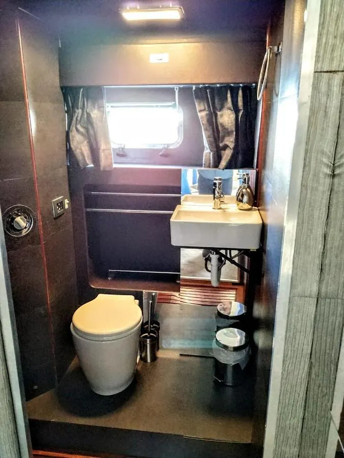 Lisbon Sea Suites - Lisbon Boat Botel