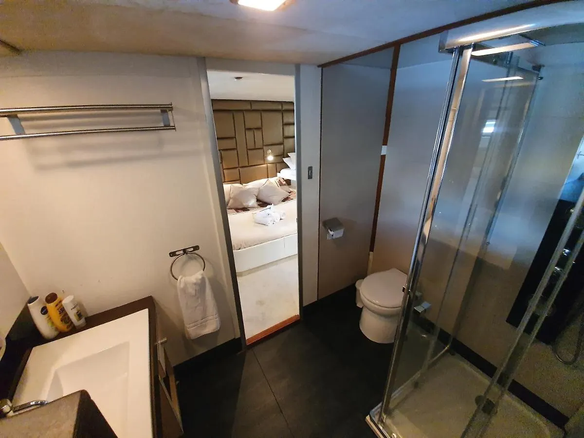Lisbon Sea Suites - Lisbon Boat Botel