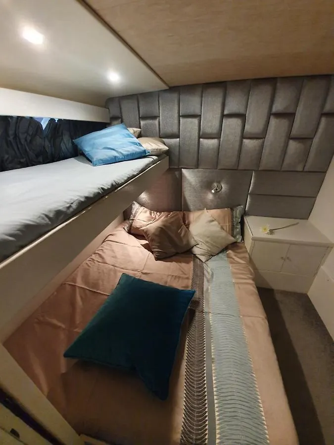 Botel Lisbon Sea Suites - Lisbon Boat